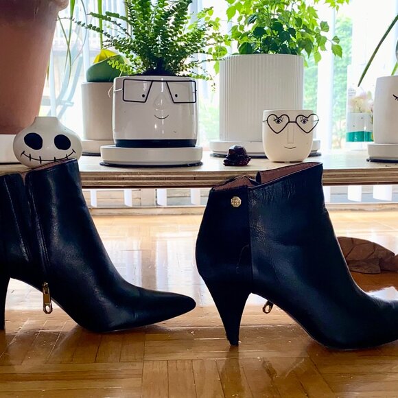 Louise et Cie Lo-Warley Two-Tone Black Booties – Women’s 8.5M, 3" Heel - Picture 2 of 3